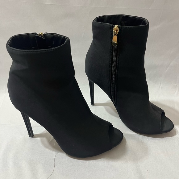 Black open toe booties in heels size 8 - Picture 4 of 5